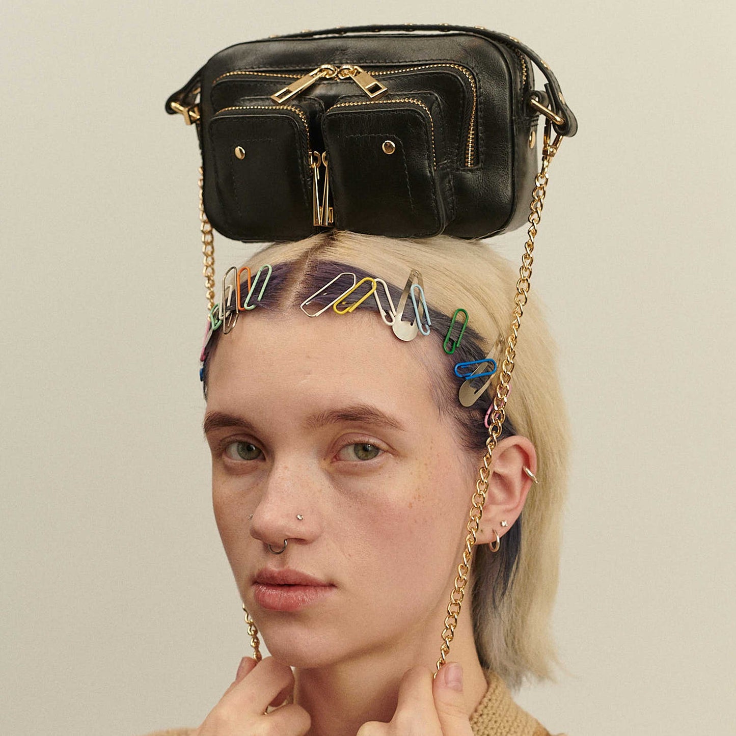 Núnoo Helena Florence Black w. Gold Small bag Black