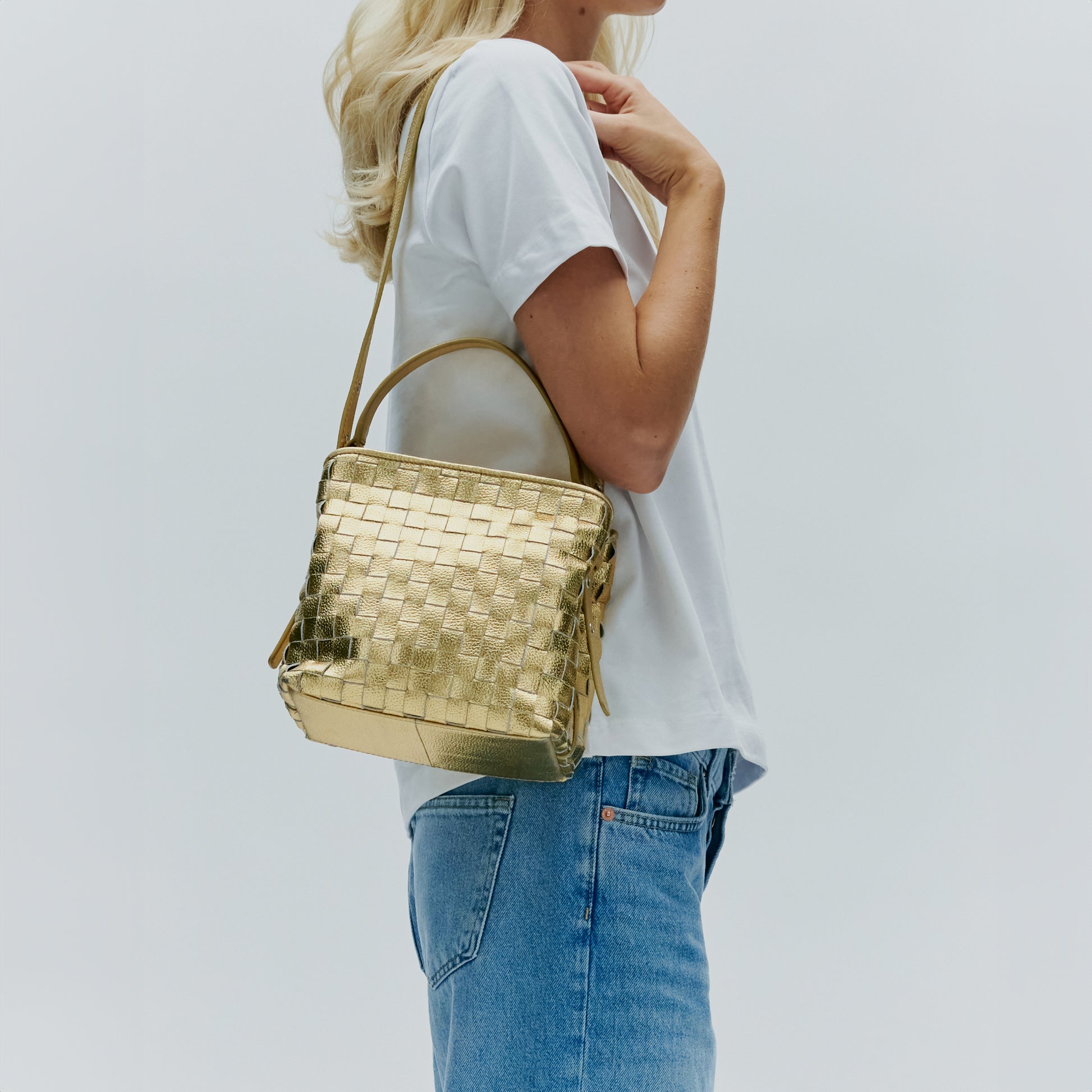 Núnoo Small Chiara Braided Metallic Light Gold Shoulder bags Light Gold